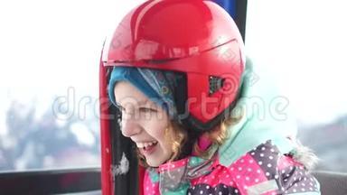 十几岁的女孩戴着头盔，带着<strong>滑雪</strong>板爬上<strong>滑雪</strong>缆车舱的一座山。 <strong>滑雪</strong>胜地，家庭<strong>滑雪</strong>