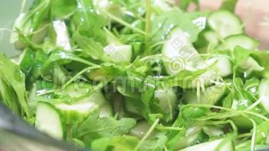 混合绿色新鲜木耳沙拉特写烹饪饮食