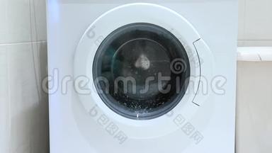 洗衣机洗衣服，玻璃门上的泡沫洗衣粉流动