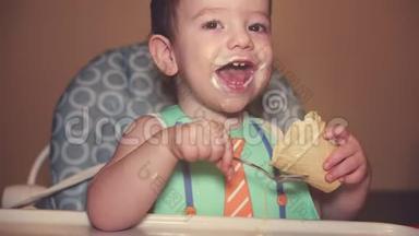 宝宝在胸牌里吃<strong>冰淇淋</strong>在华夫饼杯里，孩子的脸上涂着<strong>冰淇淋</strong>。 保护儿童