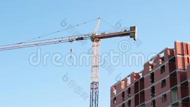 建筑工程。 塔吊承载建筑材料.