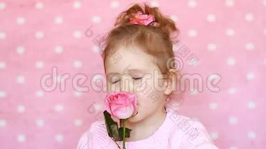 可爱的女孩，粉红色<strong>背景</strong>上有一朵玫瑰。 肖像快乐<strong>宝宝</strong>特写