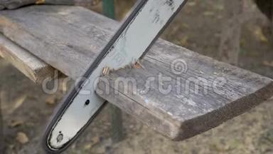 从旧木板上剪下一块的电锯刀片的特写。 4K. 25英尺。