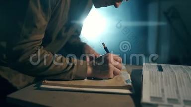 一个人正在为一种木制产品做笔记，这是一本特别的日记。