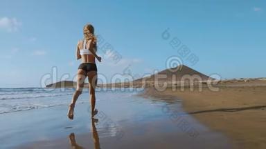 健身跑步女子在海滩上跑步，听<strong>音乐</strong>动机与手机壳<strong>运动</strong>臂带。 <strong>运动运动</strong>员