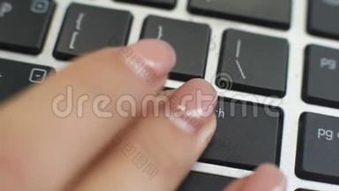 在电脑键盘上找到匹配按钮，女手按下键