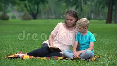 母亲和儿子一起在公园做家庭作业，孩子教育，做父母