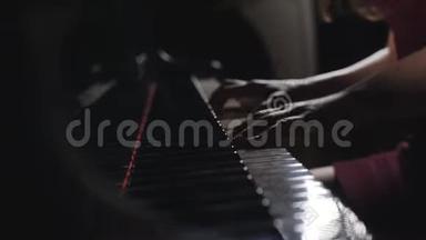 在生锈的钢琴琴键上，合上女钢琴手的手指，手臂独奏音乐。 女音乐家的双手演奏。