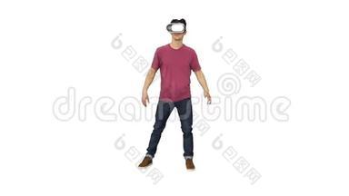 休闲男子在VR眼镜跳舞，玩电子游戏，初学者水平在白色背景。