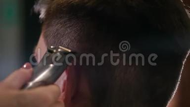 美容工具。 男士双手合拢刷电剪发。 理发师为下一个理发机做准备