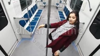 年轻女子在火车上跳<strong>钢管</strong>舞，跳在<strong>钢管</strong>上，挂在上面