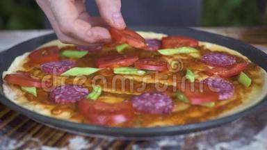 生的意大利披萨，上面有西红柿、意大利香肠和青豆。 意大利比萨饼手做比萨饼