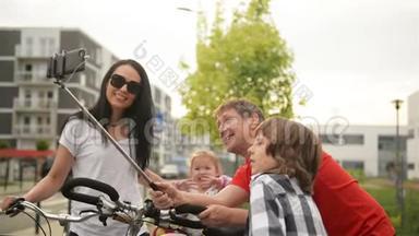 一家人带着塞菲<strong>一起去</strong>骑自行车。 这个周末他们有一个活跃的假期。