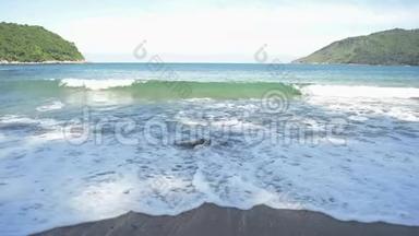 美丽的<strong>热带</strong>亚努伊海滩海浪打破在西<strong>海岸</strong>的普吉岛蓝天。