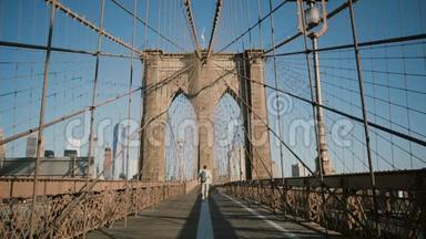 快乐的男人在电话中交谈，在<strong>炎热</strong>的<strong>夏天</strong>4K离开镜头后沿纽约布鲁克林大桥的视线。