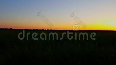 美丽的乡村景观在日落时用相机淘洗。 黄昏时的乡村风景
