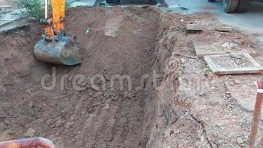 挖掘机斗在施工现场挖洞