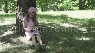 坐在树下看书的女孩