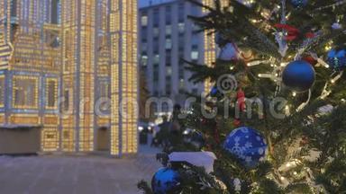 挂在圣诞树上的蓝色圣诞玩具.. 喜庆的气氛。 在这种背景下，汽车的运动已经脱离了