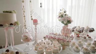 白色喜糖棒婚礼，甜食桌上喜糖糕点自助餐。移动摄像机。中锋射门