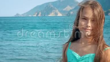 暑假快乐的孩子在海边微笑。 微笑女孩的肖像