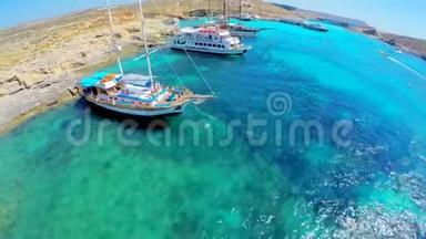 鸟瞰美丽的马耳他海岸和靠近海岸的豪华游艇.. 完美暑假的概念