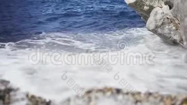 沙滩上有岩石的小波<strong>浪特写</strong>。 艺术。 美丽的蓝色波<strong>浪</strong>在沙岸和白色泡沫中破碎