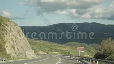 巴加，西班牙。 汽车在美丽的沥青高速公路、高速公路、E-9高速公路、C-16高速公路上行驶