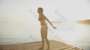 美丽的女人，穿着比基尼在热带海滩<strong>暑假</strong>的一天旋转着。 女孩玩<strong>舞蹈</strong>旋转和笑声