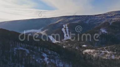 美丽的山在雪天雪村的背景下冬天。