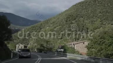 利达，西班牙。 汽车在美丽的沥青高速公路、高速公路、N-260号公路上行驶