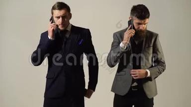 两个穿着服装的男人通过电话<strong>交谈</strong>。 商业<strong>人士</strong>。