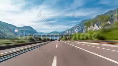 在高速公路上行驶，穿过意大利的山脉和草<strong>地</strong>，时间<strong>推</strong>移，高度<strong>推</strong>移