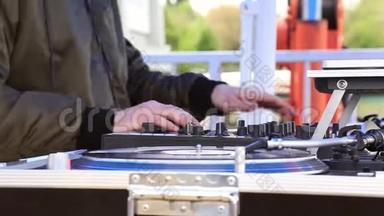DJ播放音乐，在露天派对上观看转盘上的乙烯基记录。 <strong>双手特写</strong>。