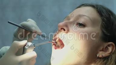 <strong>牙医</strong>正在用镜子给一个美丽的欧洲女人刷牙。 去看<strong>牙医</strong>