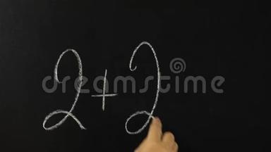 用粉笔在黑板上书写数学<strong>方程</strong>式，二加二等于五