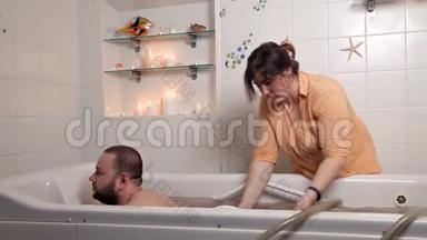 一个男人在洗澡的时候在水疗中心做水疗按摩。 水下按摩水疗程序