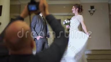 后台婚纱摄影-专业摄影师在别致的房间里拍摄新婚夫妇的照片