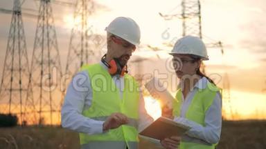 工程技术人员在高压线路、电压线路、电压电力线附近与建设项目合作。