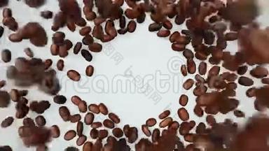 咖啡豆掉落形成圆形空间，供<strong>标识</strong>或<strong>标牌</strong>使用