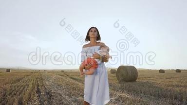 迷人的年轻女子带着小儿子在日落时在他的<strong>怀里</strong>绕着田野。 <strong>妈妈</strong>和小男孩晚上散步