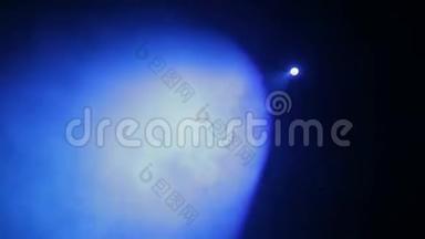 将一束光线从轮廓聚光灯引导到舞台上，在烟雾中从一个