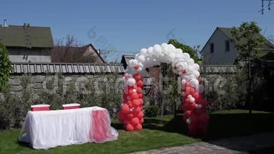 红白气球做成的婚礼拱门，婚<strong>礼仪</strong>式