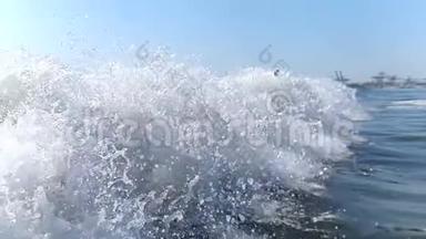 <strong>大风</strong>缓慢地向岸边挥手特写。 海浪的浪花在阳光下闪闪发光，