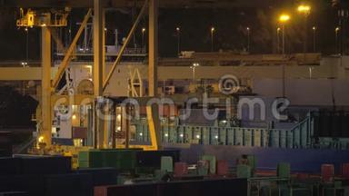 巴塞罗那港一艘货船的夜景