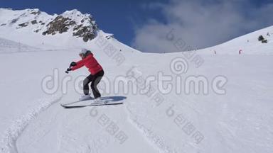 滑雪<strong>女新手</strong>在没有滑雪波兰人帮助的情况下在滑雪坡上左右转弯