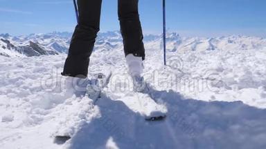 山地滑雪场滑雪靴慢动作近景