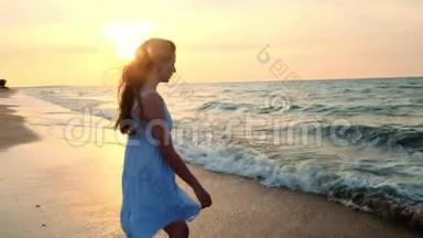 一个穿着白色连衣裙的女孩在日落时进入大海。 我对大海和海滩很满意。 体验自由。 去参加