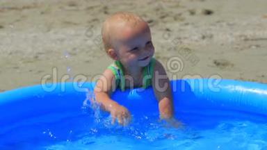 孩子在水中的充气游泳池里玩耍