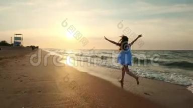 日落时，女孩在浅水中奔跑. 一个穿着白色裙子的女孩正在水`的边缘附近奔跑